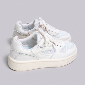 Zapatillas de malla blancas de moda para mujer, ligeras y transpirables con suela gruesa elevada, elegantes para el día a día. - Product Image 3