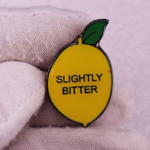 Spilla in Lega di Zinco con Limone Amaro, Gioiello Minimalista con Placcatura in Nichel Nero, Spilla Agrumata per un Tocco Sarcasmico - Product Image 5