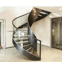 Escalier en colimaçon intérieur moderne en acier au carbone et verre, design efficace et très bien noté, avec rampe en métal enroulée