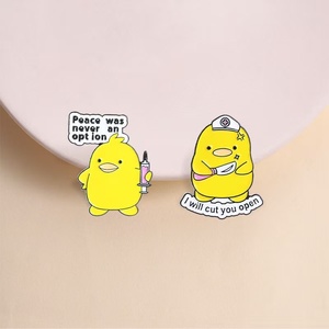 Al por mayor: Broches de metal creativos de la serie médica de dibujos animados, incluyendo bonitos broches de pato enfermera para ropa, en buen stock. - Product Image 3