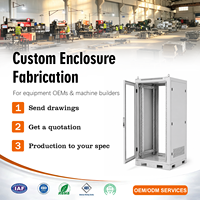 Armoire métallique sur mesure résistante aux intempéries avec capot de pluie incliné, poignée de verrouillage encastrée et persiennes de ventilation latérales