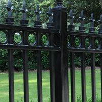 Rampe de balcon en fer forgé de style français Prima avec des volutes complexes et des détails de balustre