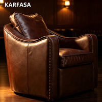Fauteuil de lecture en cuir marron avec garniture cloutée, dossier capitonné et pieds en bois massif pour salon et bureau à domicile