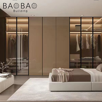 Dressing sur mesure moderne pour toute la maison, super grand, ajustable et assemblé, avec portes vitrées et bureau/coiffeuse intégrés