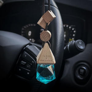 زجاجات عطر معلقة مخصصة للسيارة مع غطاء خشبي وعبوة قابلة لإعادة التعبئة للزيوت العطرية - Product Image 3