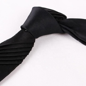 Corbata plisada de seda 100% personalizada para hombre, color negro sólido con patrón Jacquard tejido y cristal, formal para negocios - Product Image 2