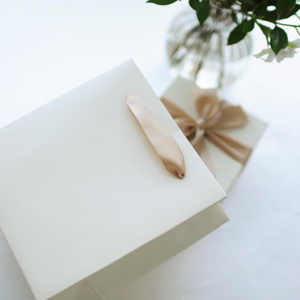 Tùy Chỉnh Cầm Tay Màu Be In Gió Túi Giấy Cho Đám Cưới Của Mẹ Ngày Cao cấp Logo Quà Tặng Bao Bì Matt Cán Miếng Bọt Biển Thư Mục - Product Image 3