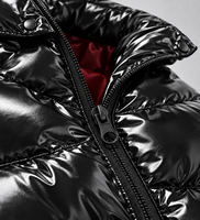 Veste matelassée à capuche brillante personnalisée pour homme avec patch logo en relief, noire, style streetwear hiver, OEM ODM