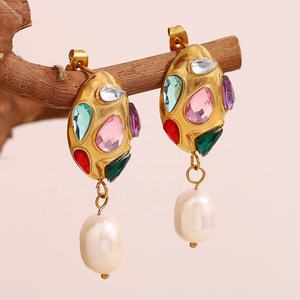 Boucles d'oreilles clous en acier inoxydable plaqué or 18 carats, style rétro européen et américain, avec zircone et perle, pour femmes, effet diamant - Product Image 3