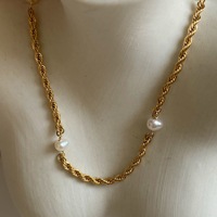 Collier en perles d'eau douce avec chaîne torsadée en acier inoxydable, collier en perles naturelles pour femmes, fabricants de bijoux sur mesure en Chine