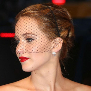 ที่คาดผมตาข่ายมุกประดับด้วยคริสตัล อุปกรณ์เสริมผมเจ้าสาวสุดหรูสีดำและสีขาวสำหรับงานพรอมและงานปาร์ตี้ - Product Image 5