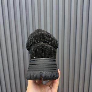 รองเท้ากีฬาดีไซน์หรูระดับพรีเมียม วัสดุผ้าใบคุณภาพสูง พื้นยาง เหมาะสำหรับผู้ชายและผู้หญิง ใส่เดินได้ทุกฤดู - Product Image 3