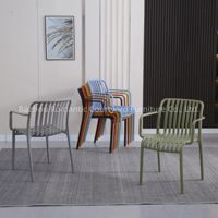 Chaise de salle à manger en polypropylène moderne et confortable avec accoudoirs, chaise de restaurant empilable en plastique respirant à prix abordable