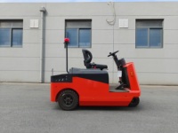 Tracteur de remorquage électrique assis EPQ-B avec attelage réglable, entraînement AC, direction électronique, pneus pleins et interrupteur d'arrêt d'urgence