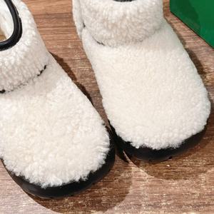 รองเท้าบูทแฟชั่นดีไซน์เนอร์คุณภาพสูงสำหรับฤดูหนาว รุ่นใหม่ พื้นหนา สวมใส่ง่าย แบบมีเชือกผูก ความยาวปานกลาง สำหรับผู้หญิง ให้ความอบอุ่น สวมใส่สบาย ระบายอากาศได้ดี - Product Image 6