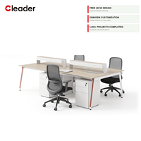 Bureau d'équipe à plan ouvert pour 4 personnes, avec structure en A en cuivre, plateau en bois, banc de travail incliné, écran acoustique et piédestal, ODM
