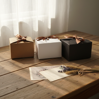 Boîte cadeau en papier kraft à fond carré sur mesure Vitrine de carte de pâtisserie de style occidental Arc de ruban Impression de revêtement UV Gelée de sushi