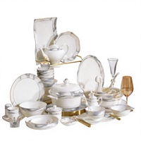 Lot de 50 pièces de vaisselle de luxe en porcelaine fine, motif paysager, bordure dorée, élégant, classique, style européen, vente en gros