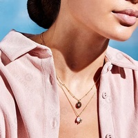 Collier en laiton plaqué or 18 carats avec pendentif en forme de rose et de feuille en perle, fabriqué par Gemnel