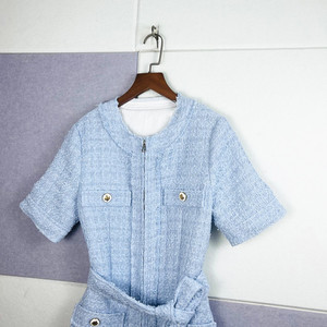 Nuovo Stile Primavera 2025 - <span class=keywords><strong>Abito</strong></span> in <span class=keywords><strong>Tweed</strong></span> Blu Cielo Fresco Stile Francese con Collo Tondo, Vita Stretta e Plissettato - Product Image 4