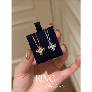 KING สร้อยคอเงินแท้รูปดอกไม้สี่กลีบ S925 เงินสเตอร์ลิงชุบทอง สวมใส่ได้ทุกวัน แฟชั่นหรูหราเบาๆ - Product Image 1