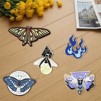 Épingles de revers en alliage de zinc émaillé phosphorescentes en gros – Badges personnalisés avec logo, insectes et animaux, pour cadeaux