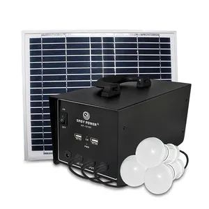 Pequeño sistema de iluminación solar camper con un panel solar y tres bombillas para la electricidad de la casa