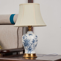 Lampe de table de style chinois traditionnel et luxueux, corps en céramique, éclairage d'appoint intérieur avec télécommande et base en métal