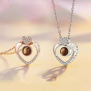 Collar con colgante de plata romántico para mujer, corazón de cristal chapado <span class=keywords><strong>en</strong></span> oro, 100 <span class=keywords><strong>idiomas</strong></span>, cadena de diamantes de proyección 'I Love You', joyería - Product Image 4