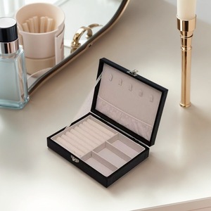 <span class=keywords><strong>Caja</strong></span> <span class=keywords><strong>de</strong></span> joyería pequeña, superventas y famosa en internet, <span class=keywords><strong>de</strong></span> una sola capa, portátil, <span class=keywords><strong>de</strong></span> cuero, para guardar anillos, pendientes y accesorios. - Product Image 3