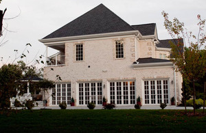 Puerta de Garaje de Acero Francesa Kendra con Dos Paneles y Cuatro Aberturas Laterales para Uso Comercial - Product Image 2