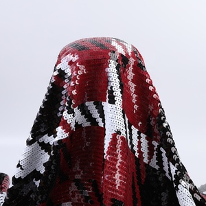 Costume en <span class=keywords><strong>tissu</strong></span> à sequins à <span class=keywords><strong>carreaux</strong></span> <span class=keywords><strong>rouge</strong></span>, noir <span class=keywords><strong>et</strong></span> <span class=keywords><strong>blanc</strong></span> Haute Couture, <span class=keywords><strong>tissu</strong></span> à sequins en forme d'écailles de poisson - Product Image 5