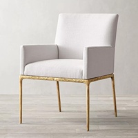 Chaise de salle à manger italienne moderne minimaliste de luxe léger en fer avec accoudoirs et rembourrage doux, pour usage domestique (Guangdong)
