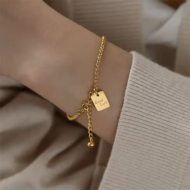 Bracelet de mode torsades géométriques Texture chaîne Bracelet lettre ronde en acier inoxydable bonne chance pendentif Bracelet pour les femmes