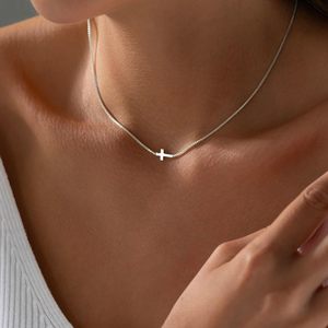 Collana con Ciondolo a Croce in Acciaio Inox e Perle, Catena a Maglia Bamboo con Pietra Naturale, Regalo Elegante per Donne - Product Image 5