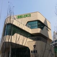 Système de mur-rideau contemporain pour hôtel, à suspendre à sec, avec lamelles en céramique de terre cuite, en argile vitrifiée, en forme de baguette, ignifuges et carrées