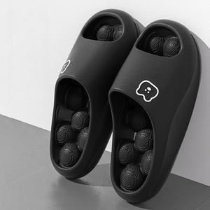 Pantuflas de interior ligeras, transpirables y antideslizantes, hechas de materiales de PVC y PE con un diseño de forro suave a rayas. - Product Image 2