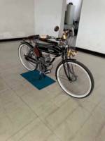 Vélo à moteur vintage rétro monocylindre, style antique, à essence