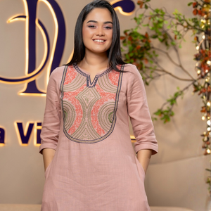 Robe maxi décontractée pour femmes en lin rose pâle de qualité supérieure, durable, avec broderie géométrique - Product Image 1