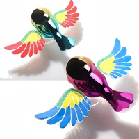 Ornement Adhésif Amusant pour Voiture et Moto : Oiseau Volant Simulé avec Ailes Mobiles et Oscillantes, en ABS, Rouge/Bleu, pour un Effet Rafraîchissant