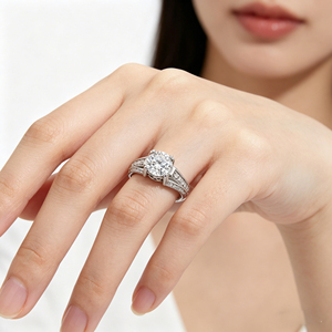 Bague de fiançailles classique en or plaqué 14K/18K avec diamant brillant de laboratoire d'un carat et pierres latérales DEF pour femme, personnalisable, certifiée IGI - Product Image 6
