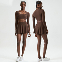 Ensemble de sport 2 pièces pour femme, col carré ondulé, taille haute, avec jupe-short respirante et haut de yoga à manches longues avec coussinets