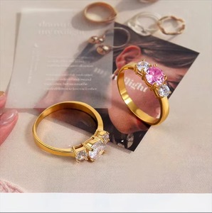 Bague en acier inoxydable or 18 ct avec zircon blanc incrusté de diamants à quatre griffes design de luxe européen et américain - Product Image 4