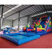 Toboggans aquatiques gonflables commerciaux en PVC pour intérieur et extérieur, toboggan aquatique gonflable sur le thème des blocs de construction avec piscine hermétique détachable