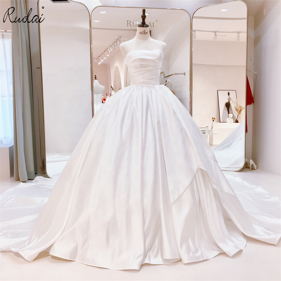 Plain Wedding Dresses - Elegant and Stylish Solutions Plain Wedding Dresses - Elegant and Stylish Solutions