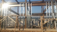 Villa préfabriquée à structure légère en acier de forme froide Maison de coulée galvanisée in situ avec machine à béton mousse à panneaux de ciment
