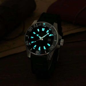 Reloj Automático de Buceo de Alta Gama con Logotipo Personalizado OEM, 10 ATM, Movimiento Miyota, Reloj Mecánico con Correa de Goma Azul Superluminosa - Product Image 3