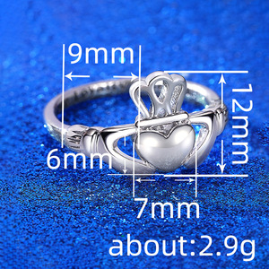 Anello a Cuore Cavo con Design a Lettera, Gioiello Statement in Metallo alla Moda per Donne - Product Image 3