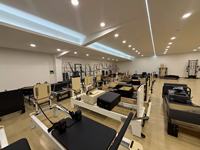 Le gymnase familial Fitness utilise des bancs de Pilates en chêne avec poignées pliables et un baril de rééducation Pilates.