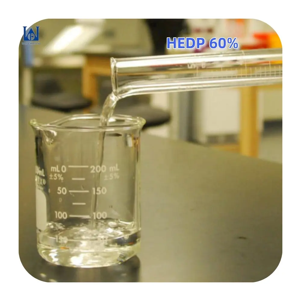 Хлориды в дистиллированной воде. Химический стакан с водой. Дистиллированная вода в лаборатории. Прозрачная жидкость. Химический стакан с жидкостью в лаборатории.
